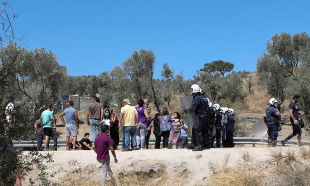 Με ψωμί και ντομάτα ταΐζουν στα ΜΑΤ στη Λέσβο!